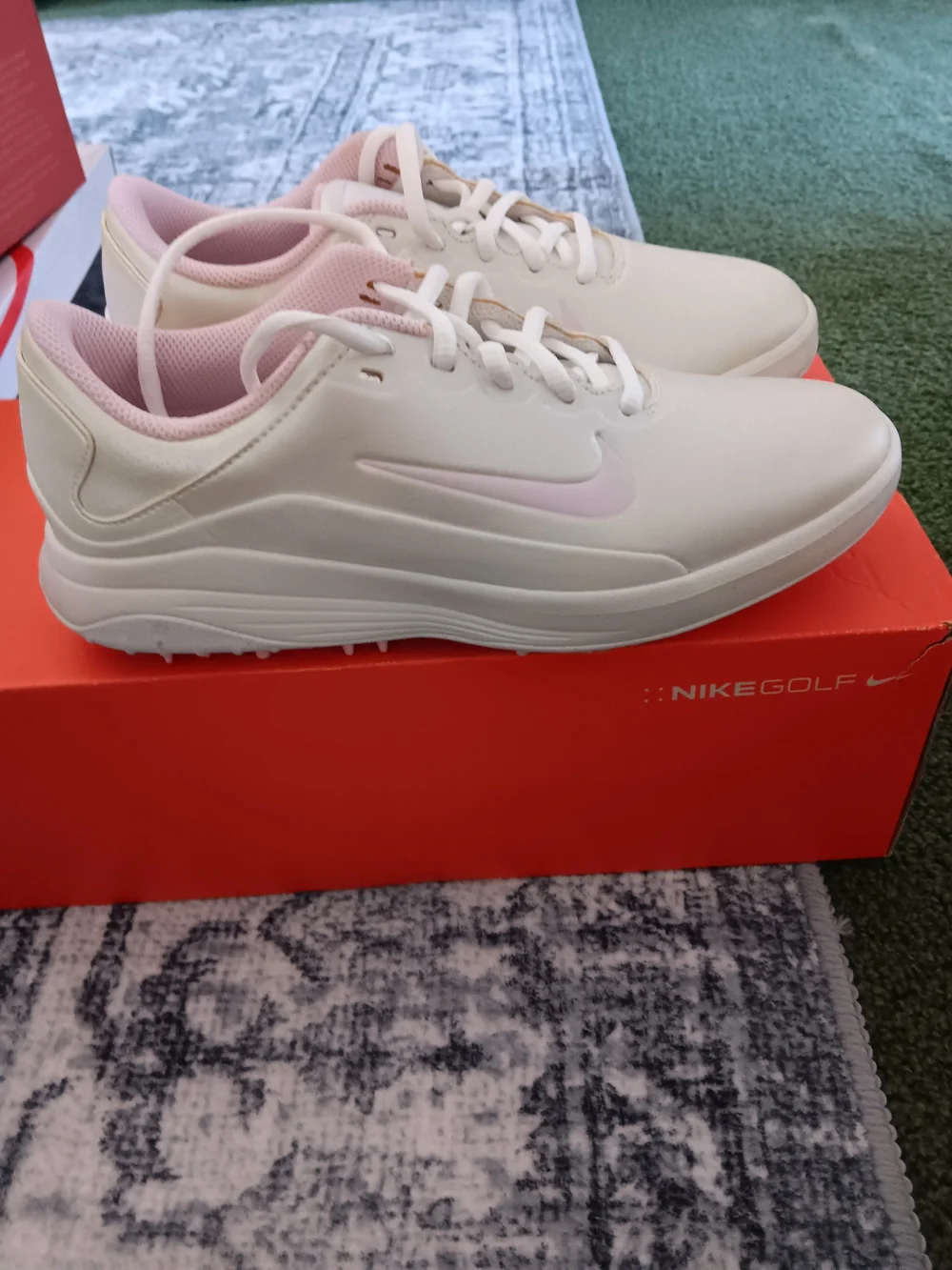 Nike Women’s White/Pink Casual Golf Shoes 6-6.5